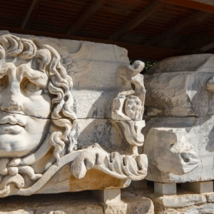 Didim Çıkışlı Apollon, Miletos, Pirene